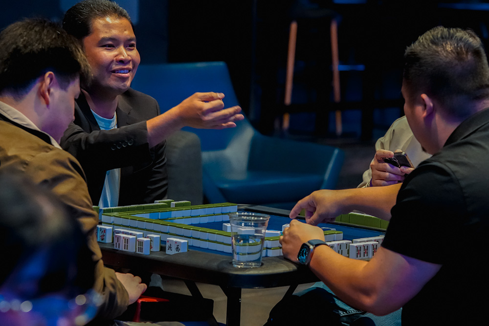 The Art of Bluffing in Mahjong: Mind Games and Strategy